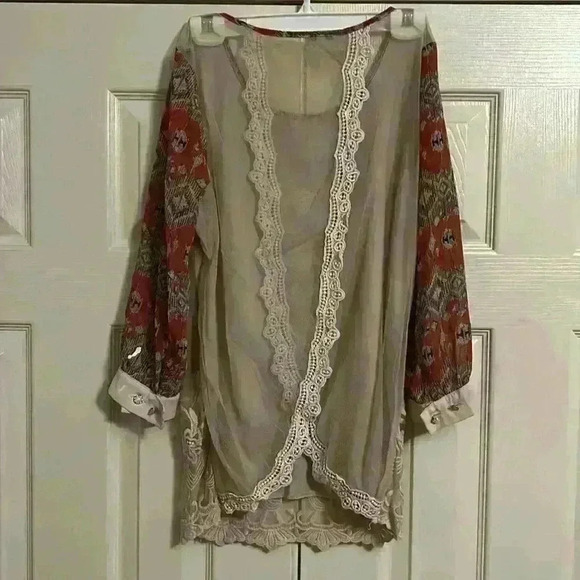 Gimmicks by BKE Blouse - Picture 2 of 5